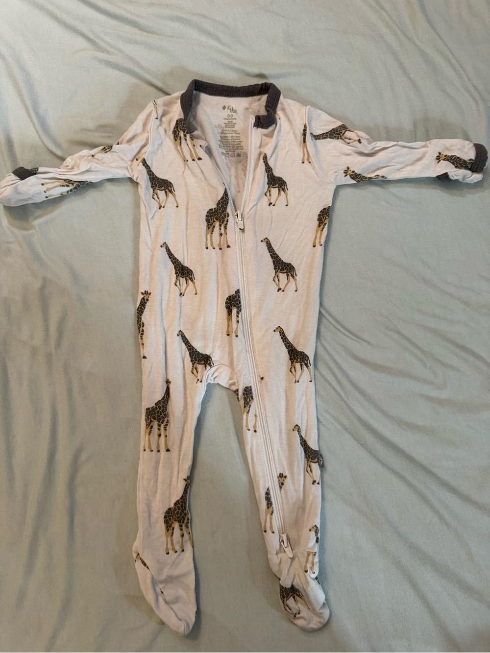 Kyte Baby Giraffe Print Footed One-Piece Pajamas - White